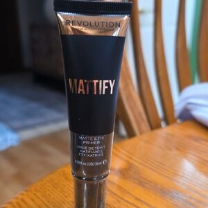Revolution Mattify Matte & Fix Primer - Black and Gold